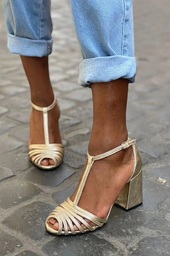 Talons larges peep toe avec boucle, bride T et brides
