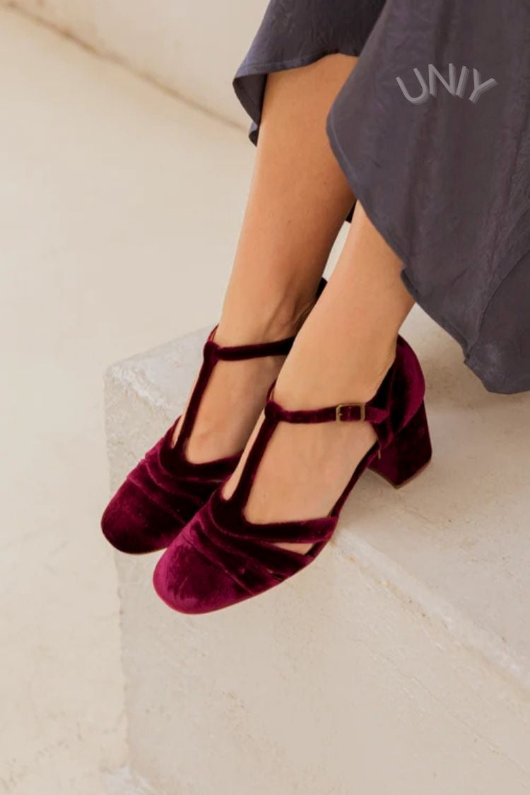 Talons larges cut-out en velours avec boucle et bride en T