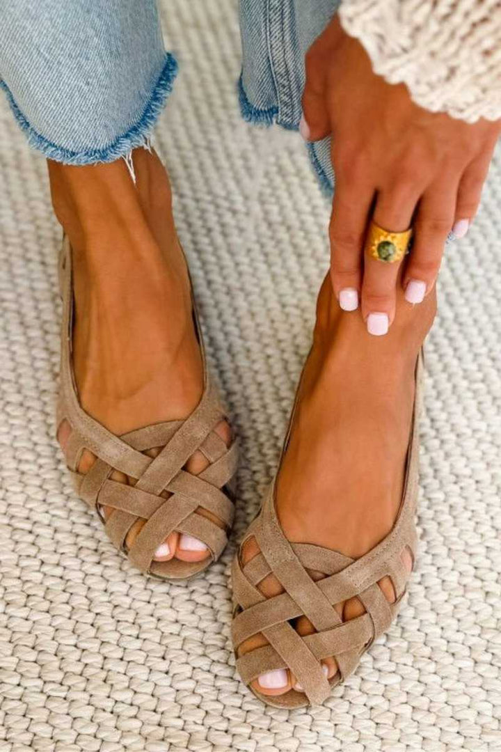 Sandales à bout ouvert tressées décontractées basses avec des brides croisées