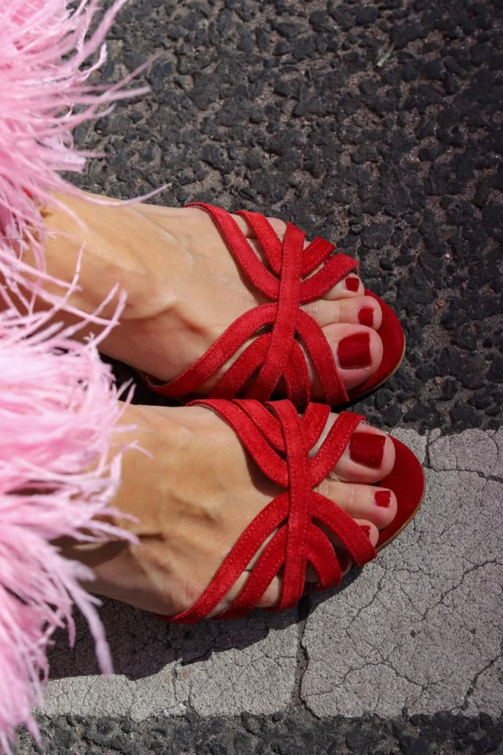 Sandales en suédine rouge à bout ouvert avec des brides croisées