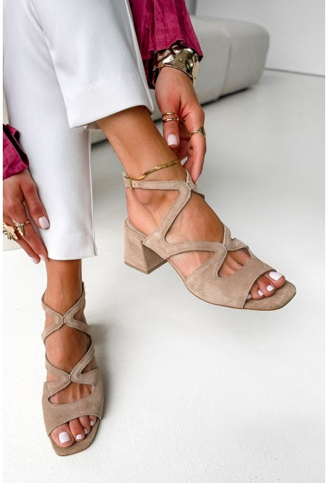 Talons carrés en suède beige avec bride à la cheville