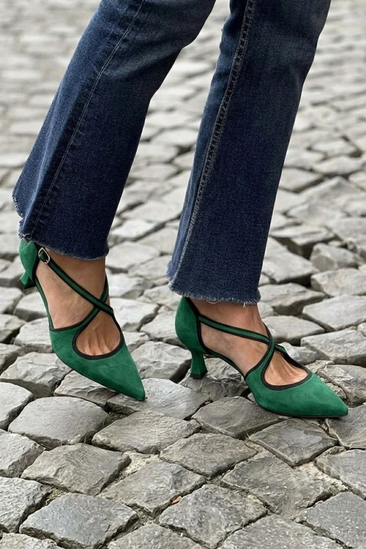 Talons bas kaki à bout pointu unis avec boucle et brides croisées