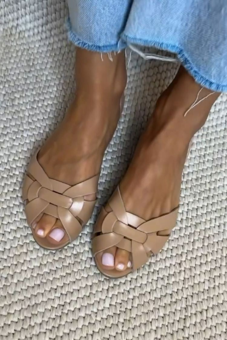 Ballerines peep toe tressées en simili cuir avec des brides croisées et un talon fermé