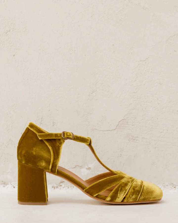 Talons larges cut-out en velours avec boucle et bride en T
