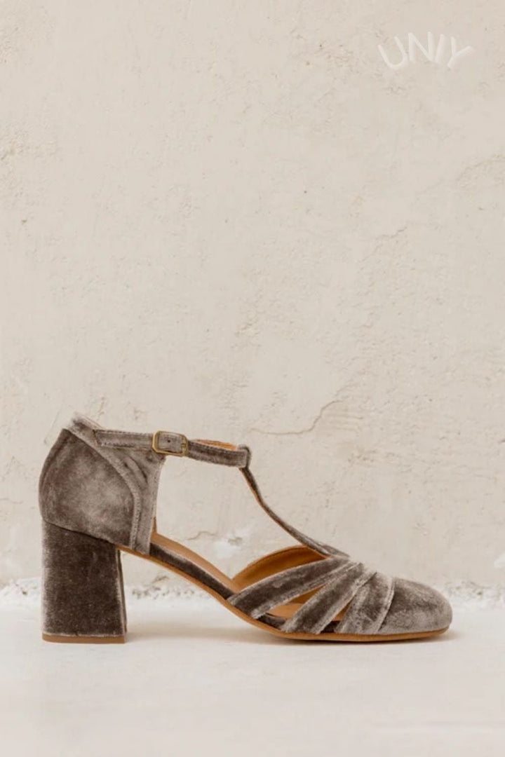 Talons larges cut-out en velours avec boucle et bride en T