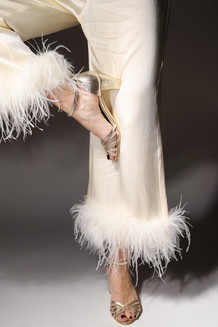 Talons larges peep toe brillants métallisés Or avec bride de cheville et boucle