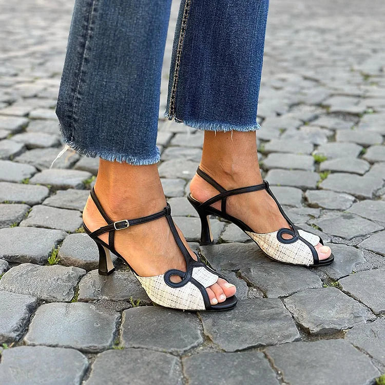 Talons aiguilles à bout ouvert contrasté avec une bride en T