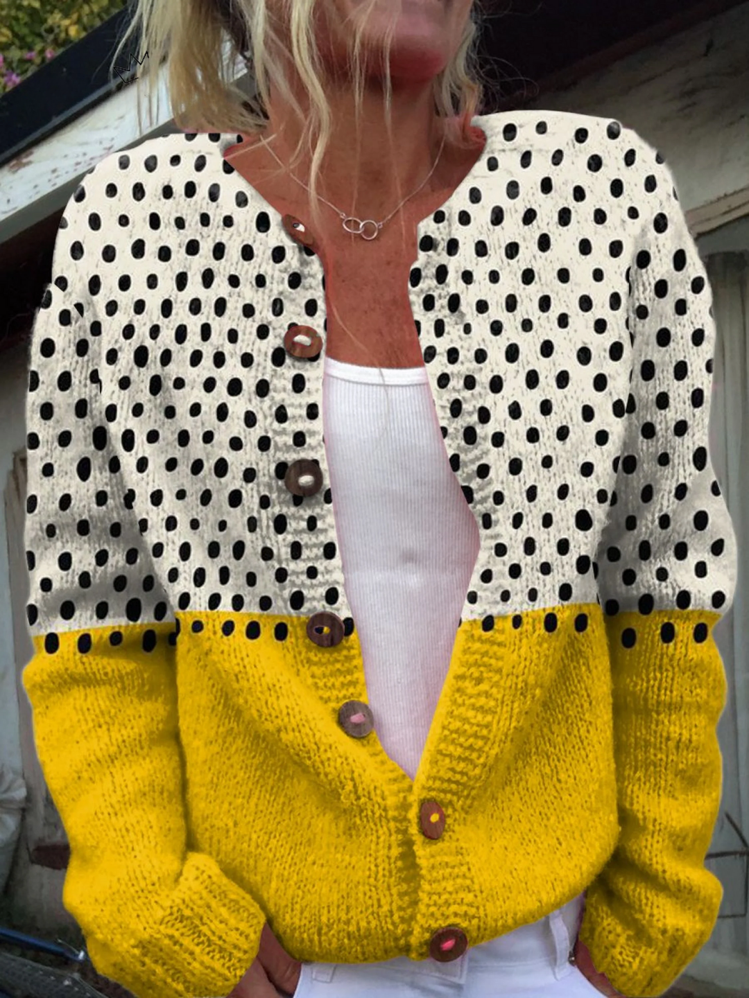 Junella | Cardigan en tricot à pois bicolores avec boutons en bois