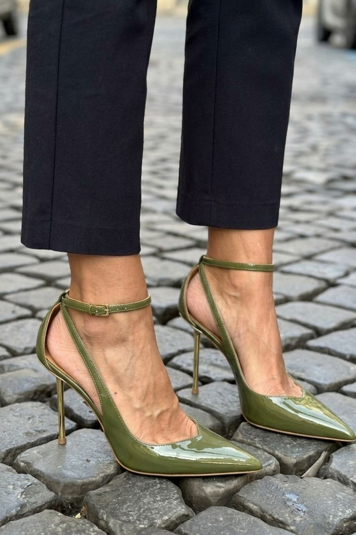 Talons aiguilles vernis Noir avec bride à la cheville