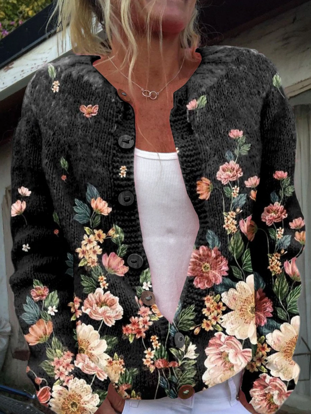 Kivara | Cardigan en tricot à boutons botanique sur fond noir