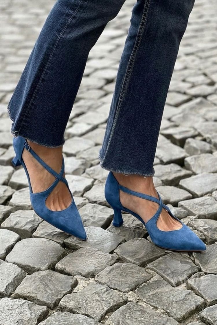 Talons bas kaki à bout pointu unis avec boucle et brides croisées