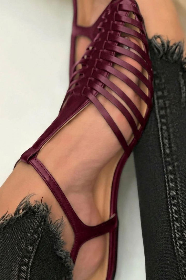 Sandales cut-out essentielles décontractées noires à bout pointu avec une bride en T
