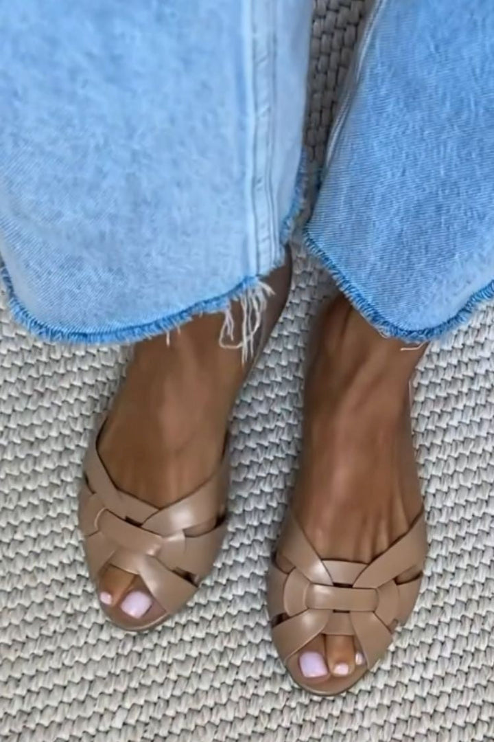 Ballerines peep toe tressées en simili cuir avec des brides croisées et un talon fermé