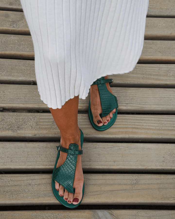 Sandales tongs effet crocodile avec bride et boucle sur le cou de pied