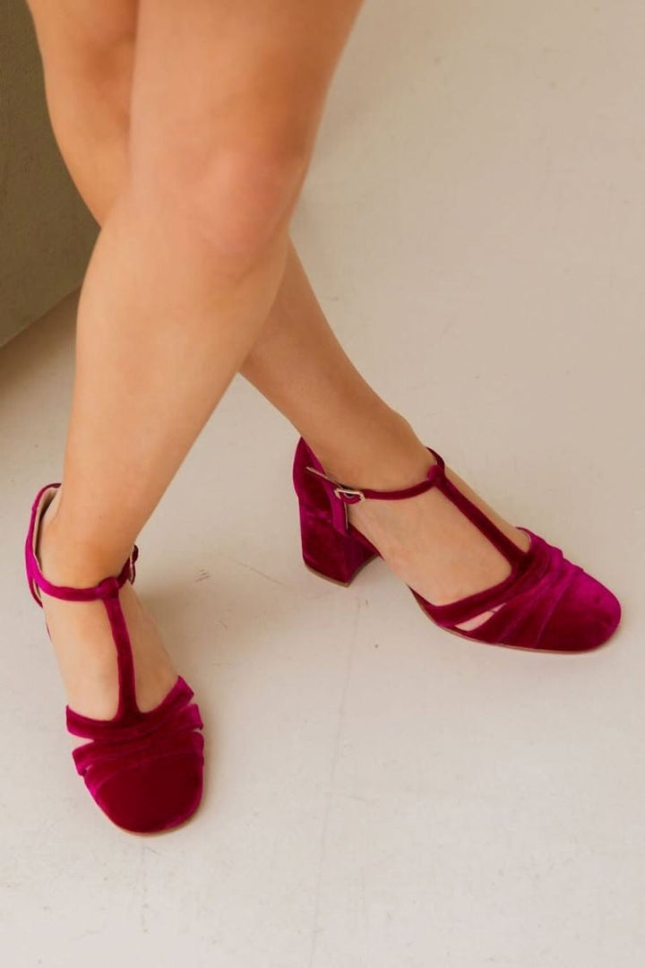 Talons larges cut-out en velours avec boucle et bride en T
