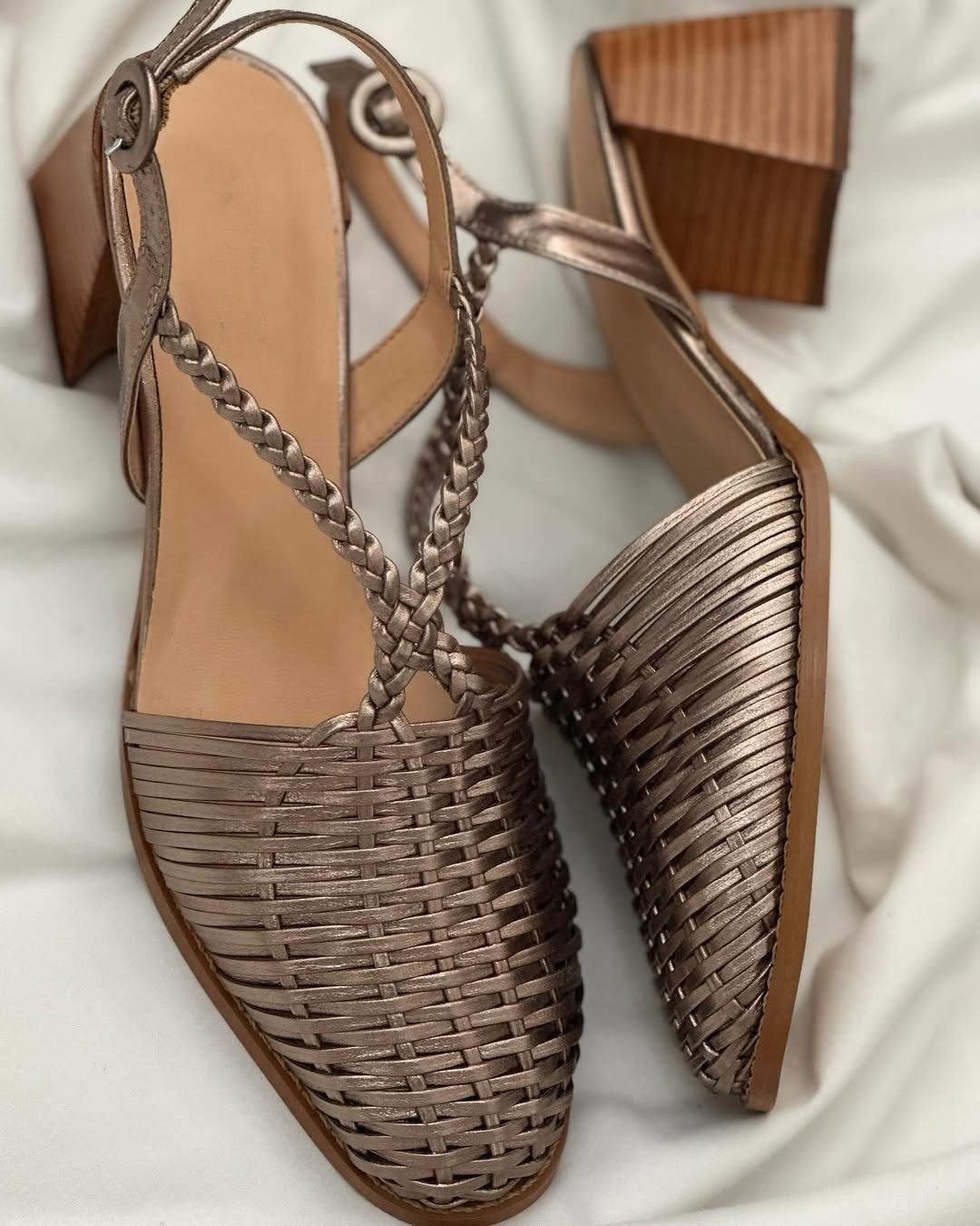 Talons blocs entrelacés métallisés Champagne à bout pointu avec brides