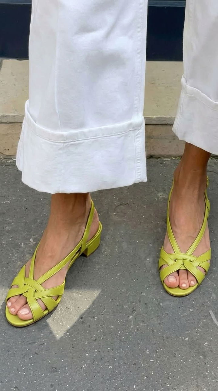 Sandales slingback Nude en cuir avec des brides croisées et un petit talon