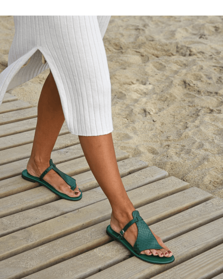 Sandales tongs effet crocodile avec bride et boucle sur le cou de pied