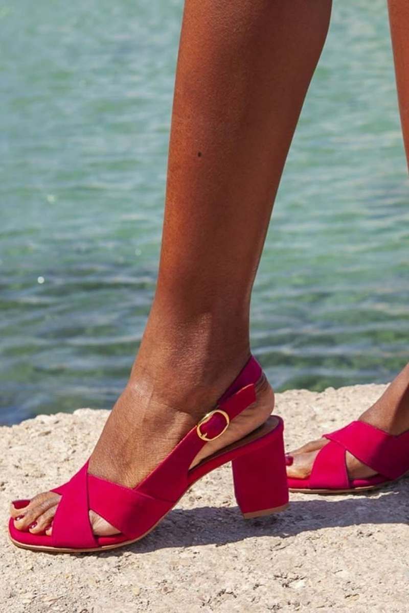 Sandales slingback en daim avec des brides croisées et un talon bloc