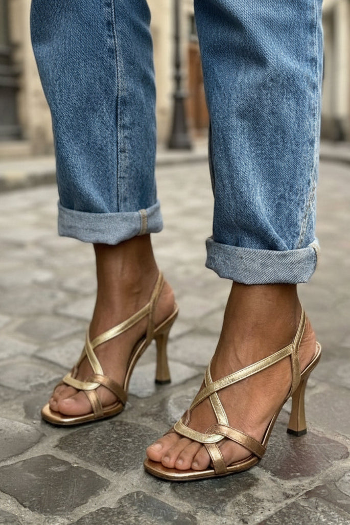 Sandales métalliques Or avec des brides croisées et un talon aiguille
