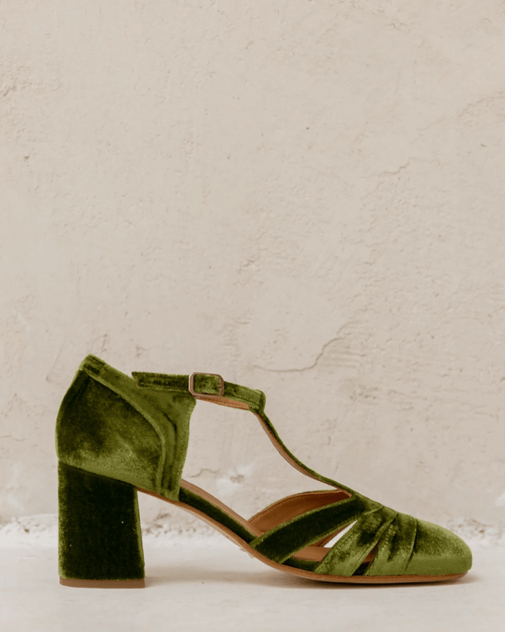 Talons larges cut-out en velours avec boucle et bride en T