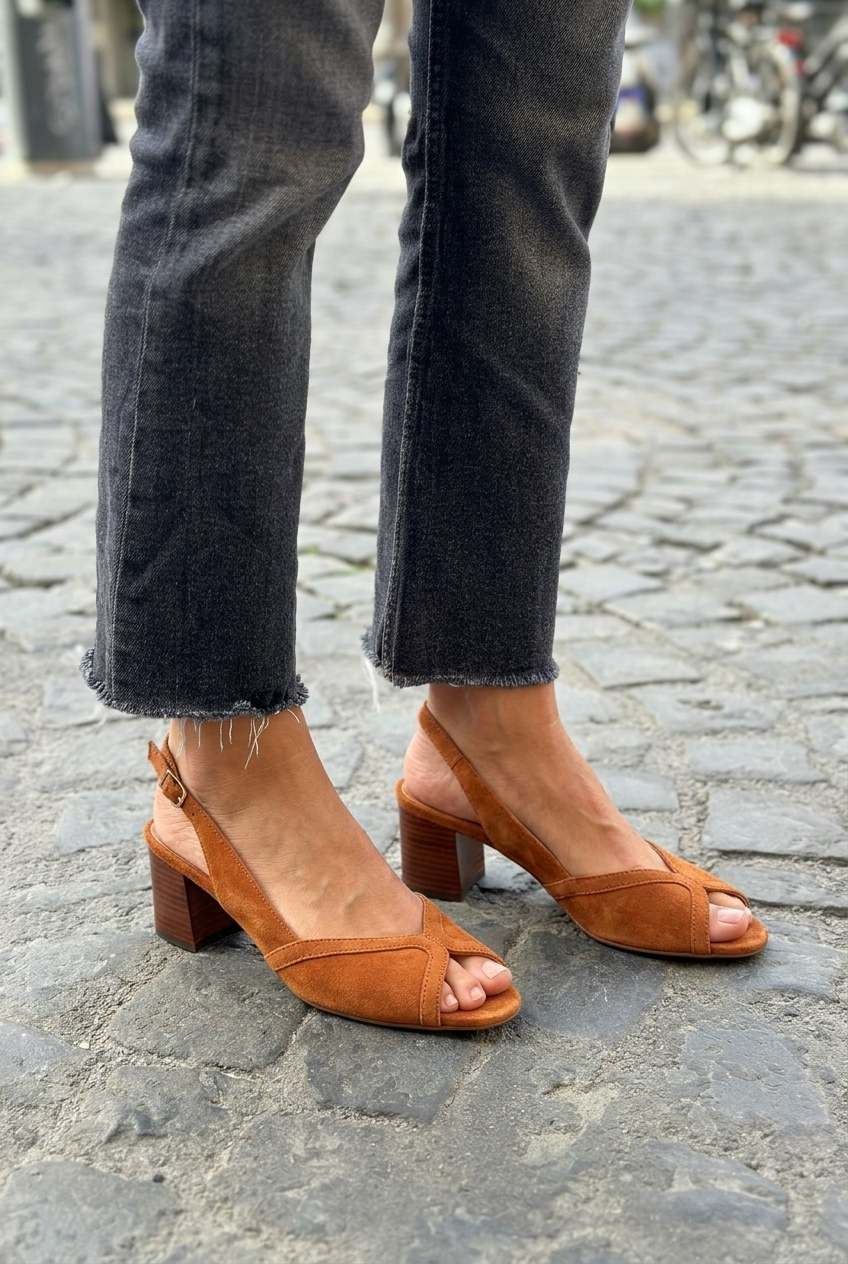 Talons bloc slingback en daim avec des brides croisées et un bout ouvert