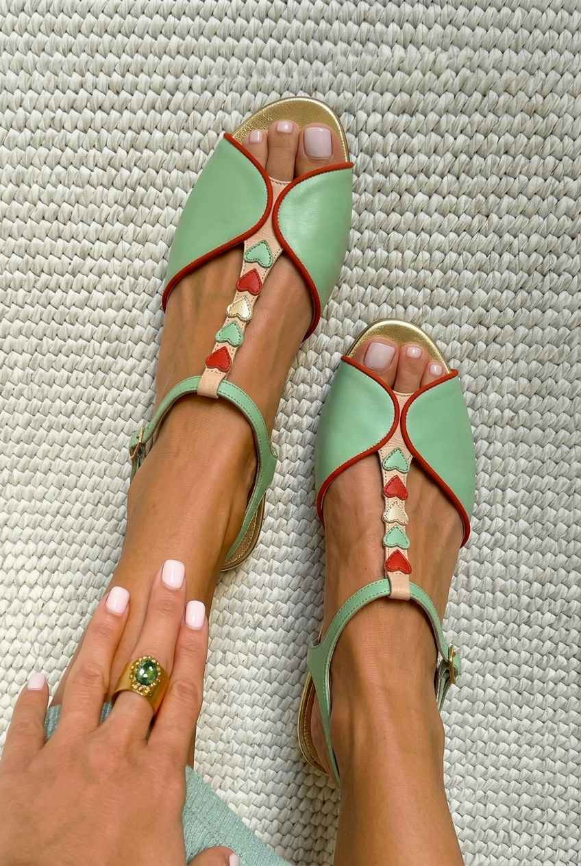 Sandales slingback peep toe basses avec détail en forme de cœur
