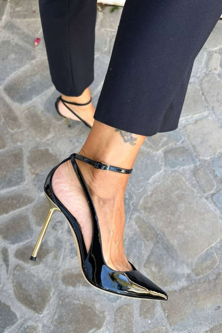 Talons aiguilles vernis Noir avec bride à la cheville