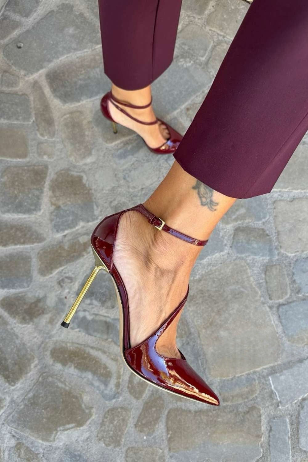 Talons aiguilles vernis Noir avec bride à la cheville