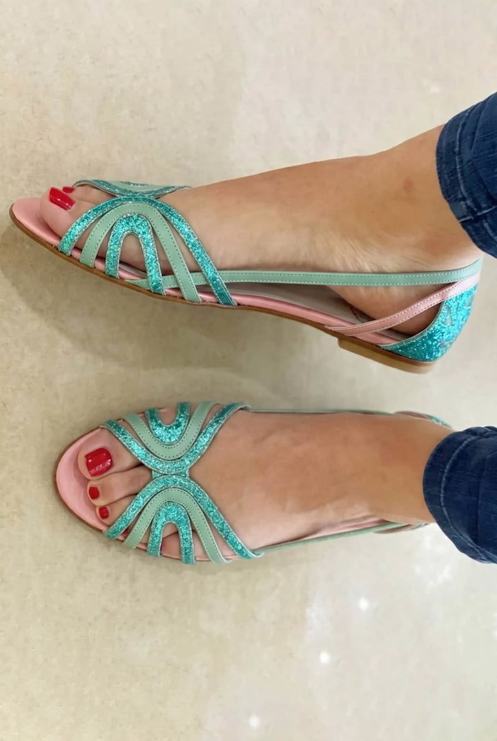Sandales cut-out peep toe brillantes métalliques