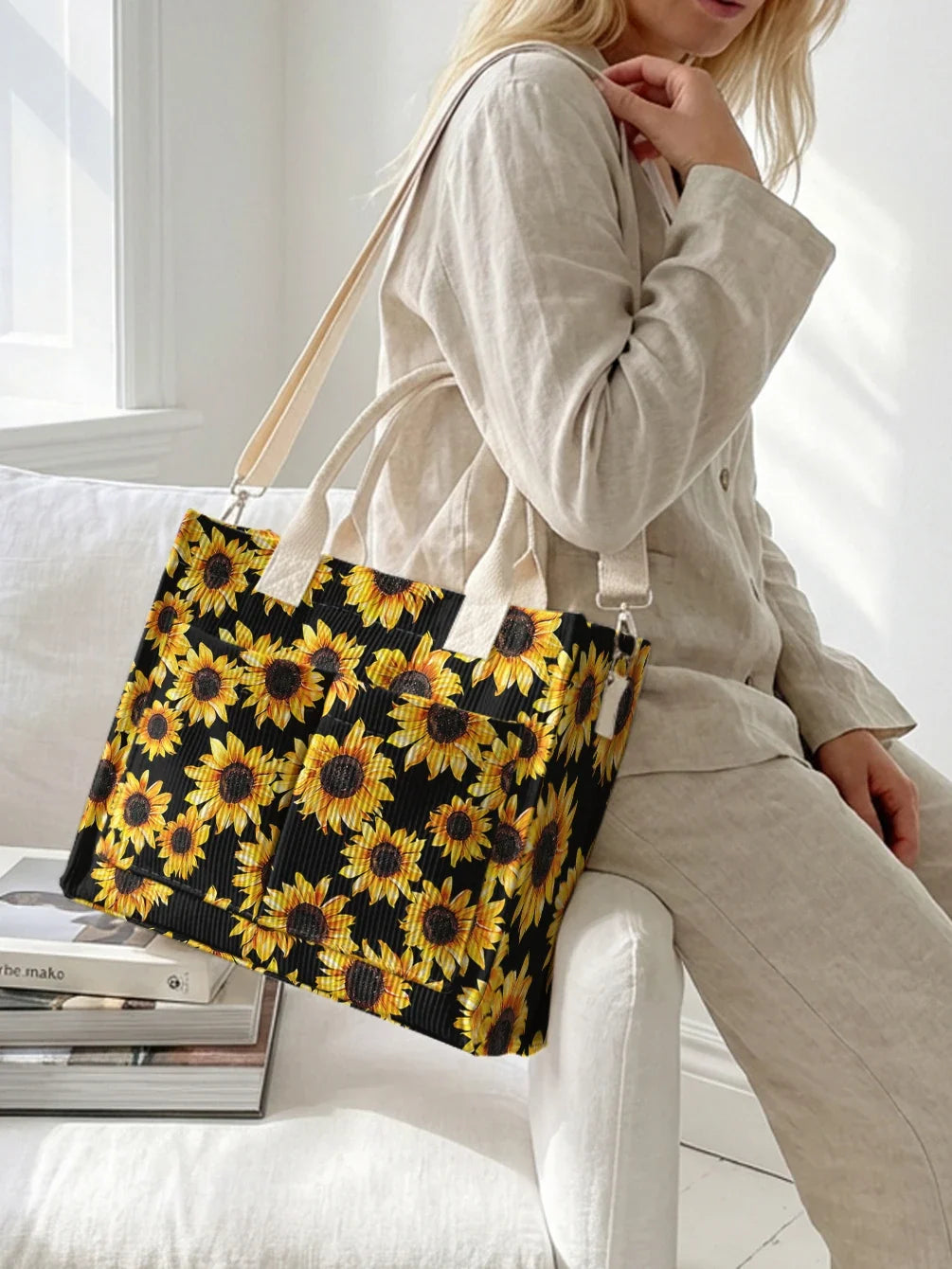 Yvette | Sac cabas en velours côtelé tournesols sur fond noir