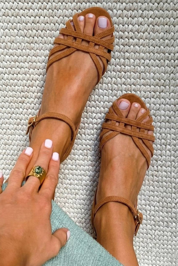 Sandales en daim basses en cuir avec boucle à la cheville et multiples sangles