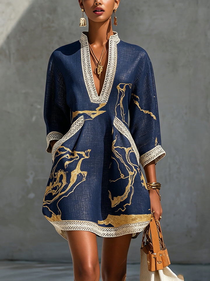 Cosette | Robe Mini en Dentelle au Crochet Bleu Marine avec Motifs Dorés et Décolleté en V