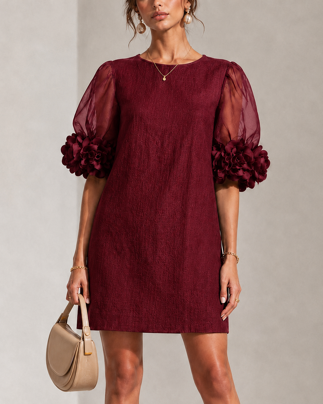 Janelle | Robe courte à manches transparentes et poignets fleuris