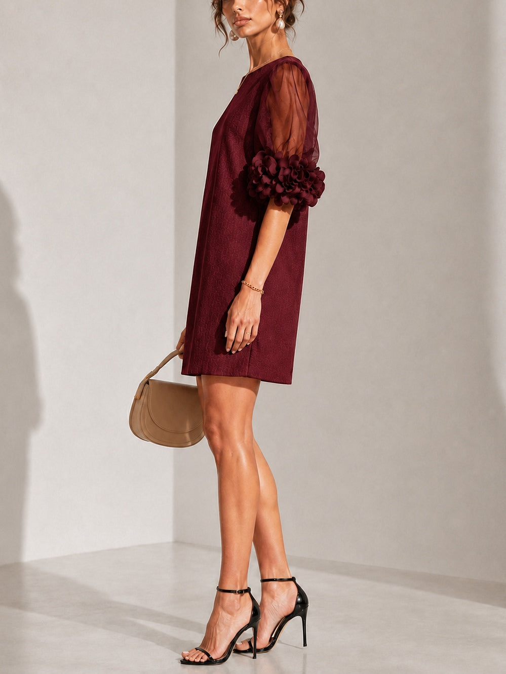 Janelle | Robe courte à manches transparentes et poignets fleuris