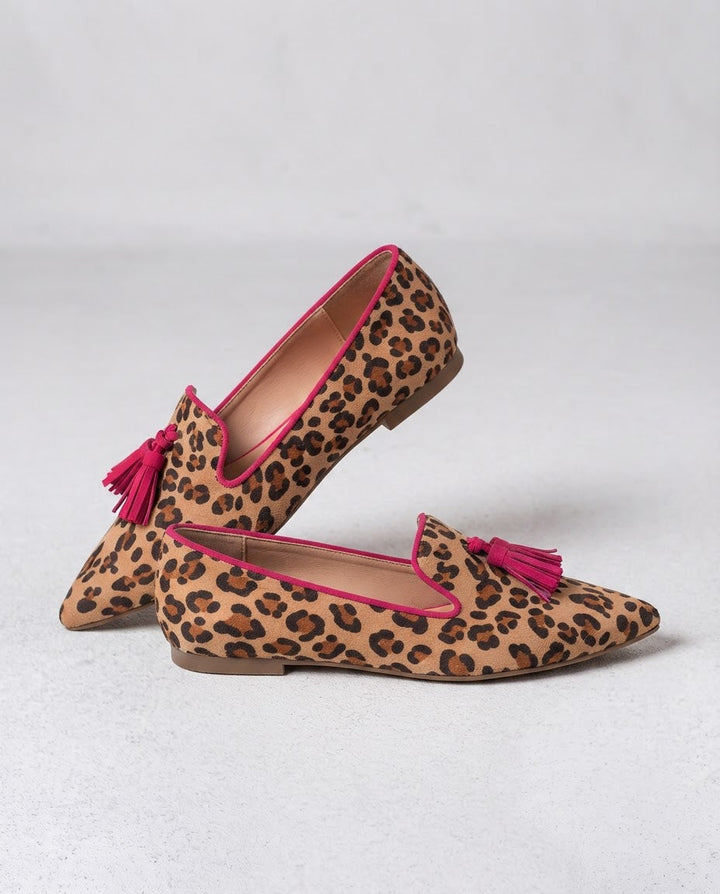 Gwendoline | Mocassins pointus léopard effet daim à pampilles fuchsia